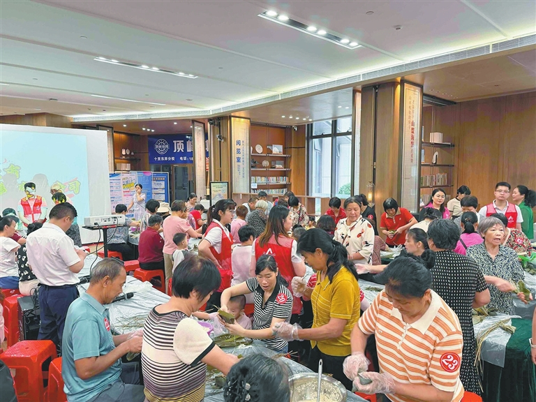 巧手做小吃 邻里添情谊