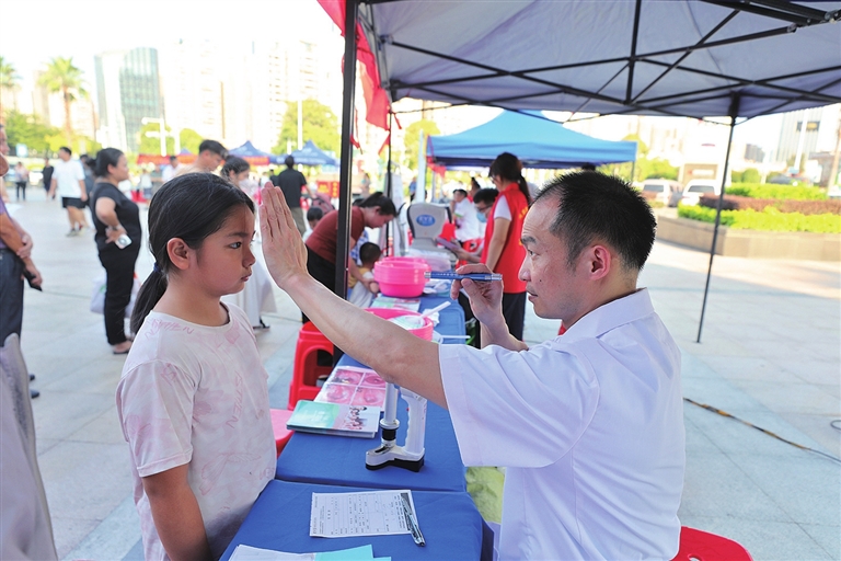人大代表带头干  健康服务暖民心