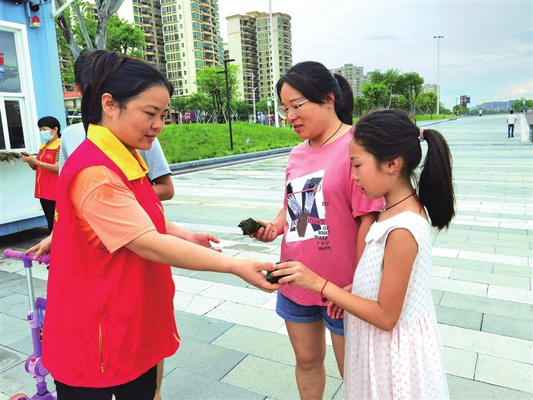 志愿者包粽子送市民