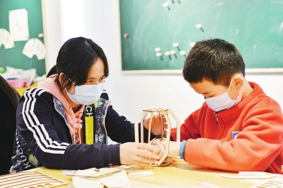 巧手做灯笼 喜庆迎元宵